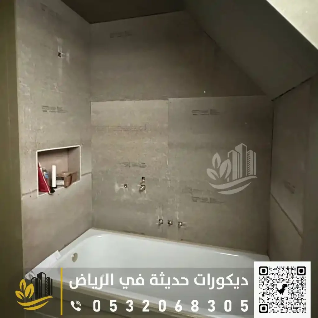 فني تركيب اسمنت بورد داخلي في جنوب الرياض في حي المنصورة